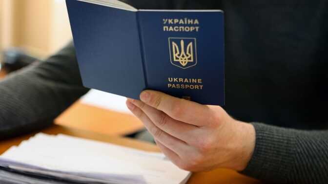 Обмеження на видачу паспортів українським чоловікам за кордоном стосується консульств та ДП 