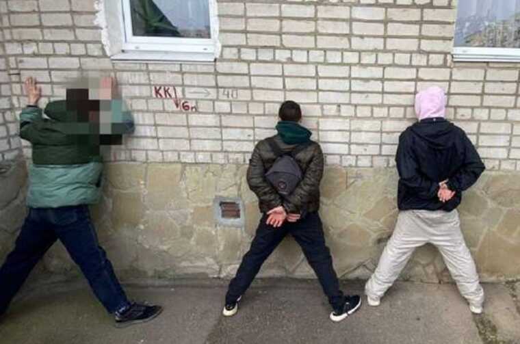У Житомирі чотирьох жителів викрили на контрабанді наркотиків з Канади до України