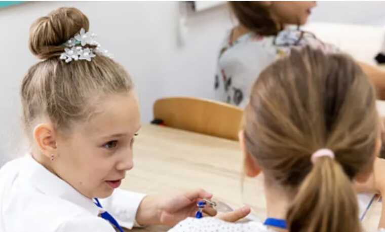 Половина школярів спілкуються з однокласниками на перерві лише українською