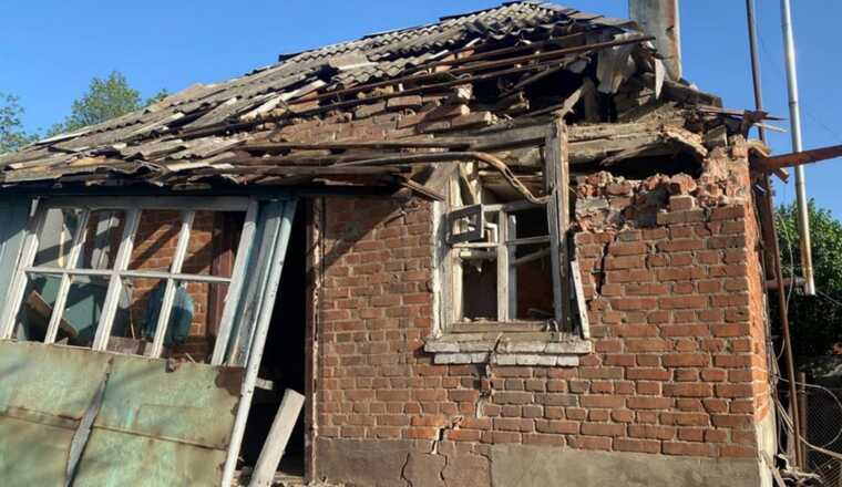 У Вовчанську з-під завалів, спричинених ворожими обстрілами, рятувальники дістали тіло загиблого чоловіка