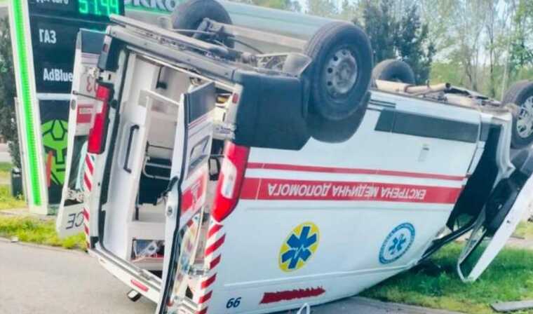 На Івано-Франківщині водій Škoda зіткнувся з автомобілем «швидкої»