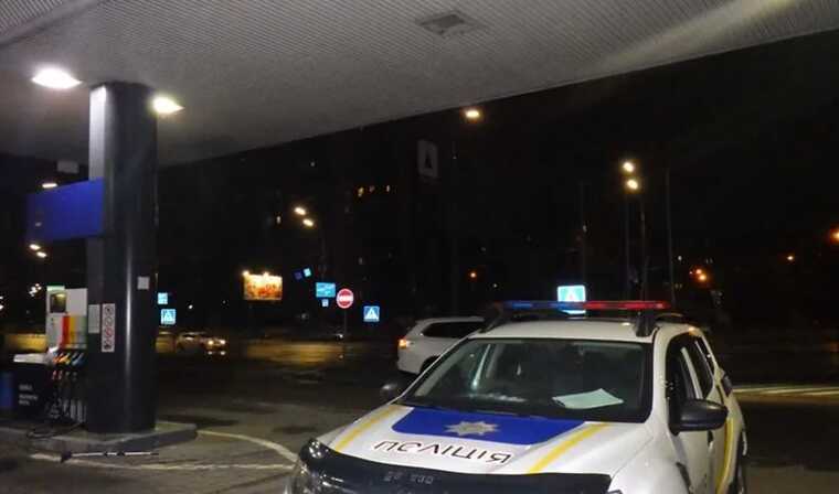 У Києві чоловік напав із ножем на працівника АЗС