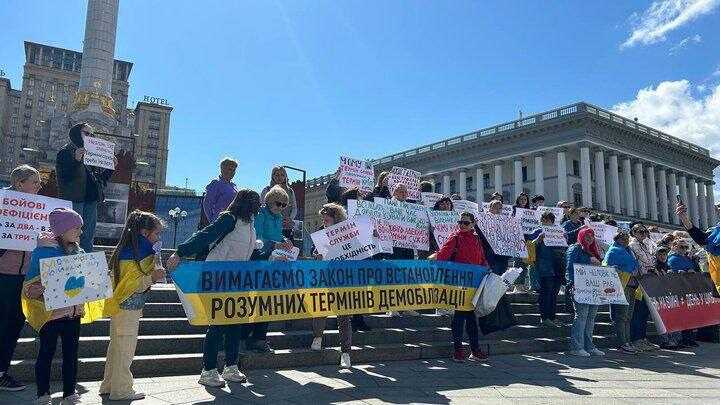 Кияни вийшли на мітинг на підтримку демобілізації у ЗСУ