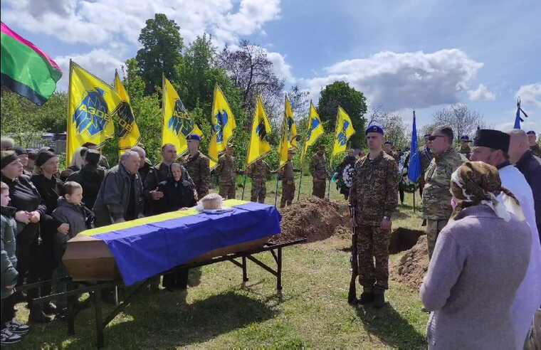 На Київщині попрощалися із Героєм-азовцем, який, попри поранення, до останнього подиху захищав Україну