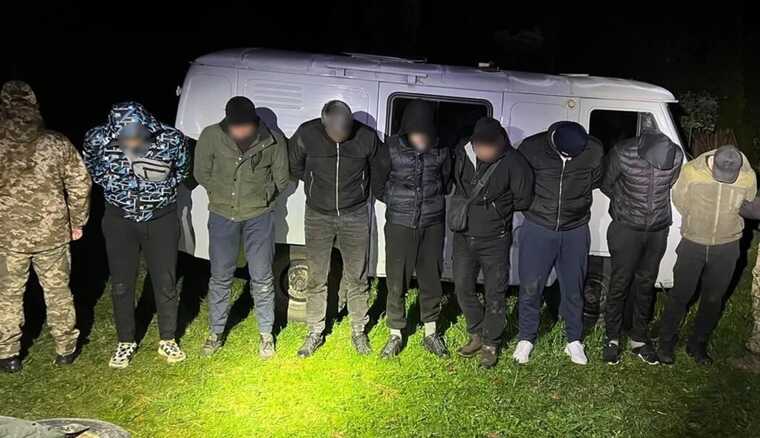 Семеро чоловіків на старій «буханці» намагалися незаконно втекти до Румунії: їх затримали