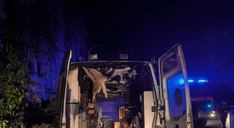 Вночі в Одесі спалили автомобіль медичної допомоги поліцейського військового підрозділу «Лють»
