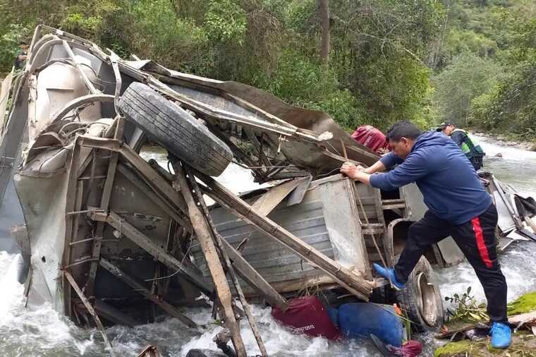 У Перу пасажирський автобус злетів у прірву: загинули десятки людей