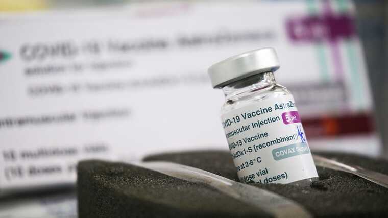 AstraZeneca визнала, що її вакцина від COVID-19 може спровокувати тромбоз, – Daily Mail