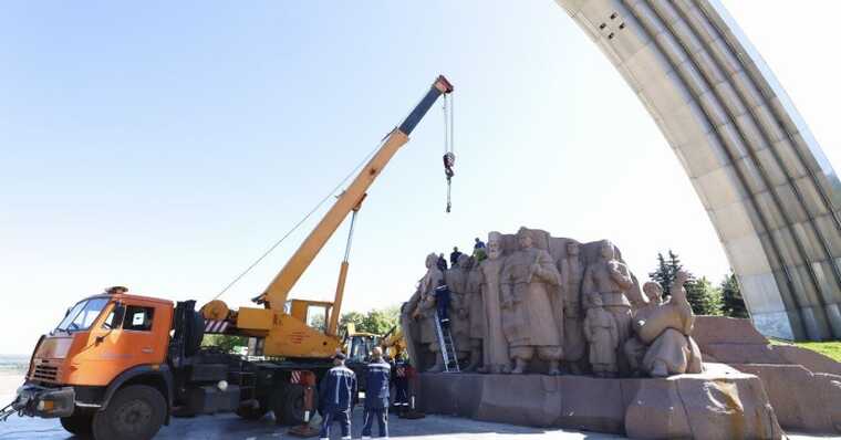 У Києві почали демонтаж композиції на честь Переяславської ради під аркою 