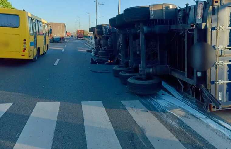 У Києві на Окружній дорозі перекинулася вантажівка