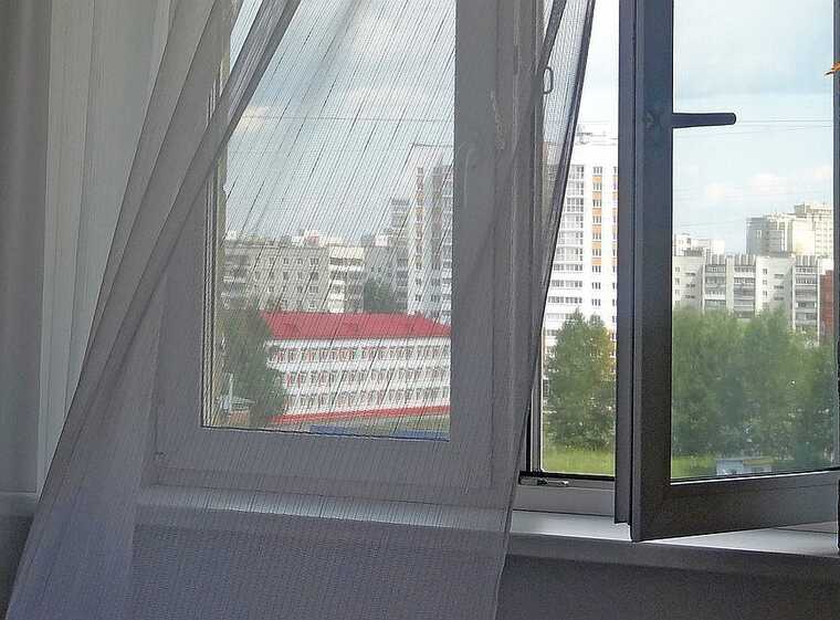 У Києві на Троєщині загинули чоловік і жінка: випали з вікна багатоповерхівки