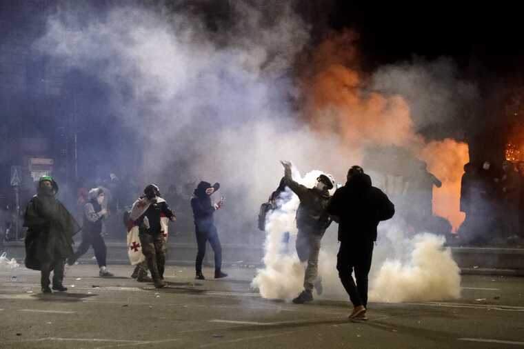 У Тбілісі спецназ застосував гумові кулі, сльозогінний газ і водомети для розгону демонстрантів на мітингу