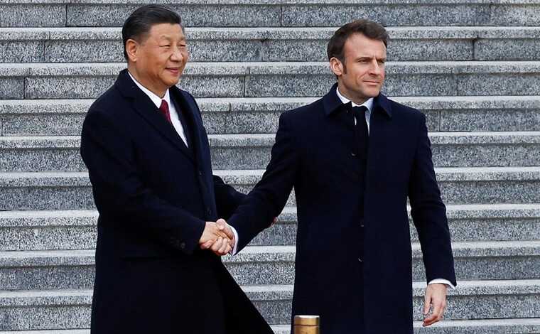 Макрон хоче зміцнити «особистий зв’язок» із Сі Цзіньпіном під час його візиту до Франції