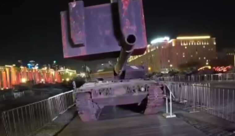 У РФ на виставці у Москві показово зігнули гармату німецькому танку Leopard