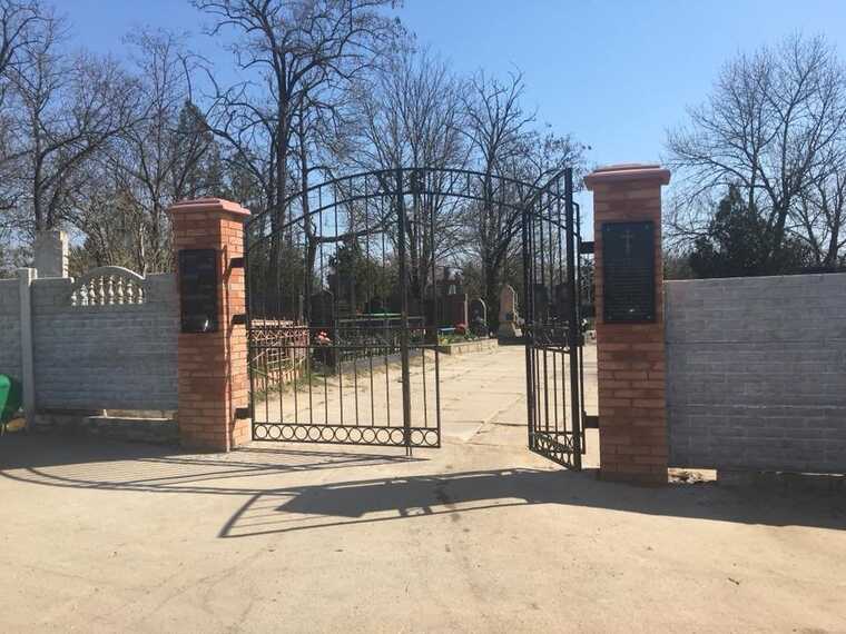 У Херсонській області на Великодні дні влада заборонила відвідування кладовищ
