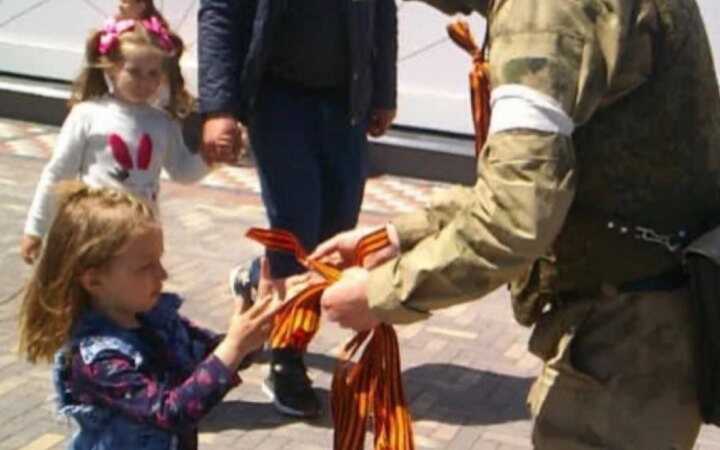 Окупанти в Мелітополі та Генічеську змушують школярів чіпляти георгіївську стрічку