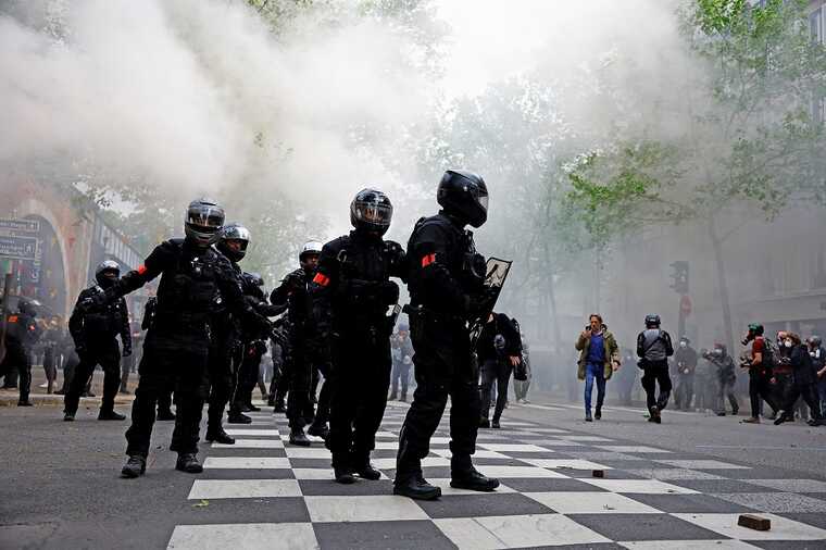У Парижі на першотравневій демонстрації почалися сутички з поліцією