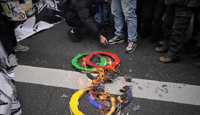 У Парижі протестувальники спалили 