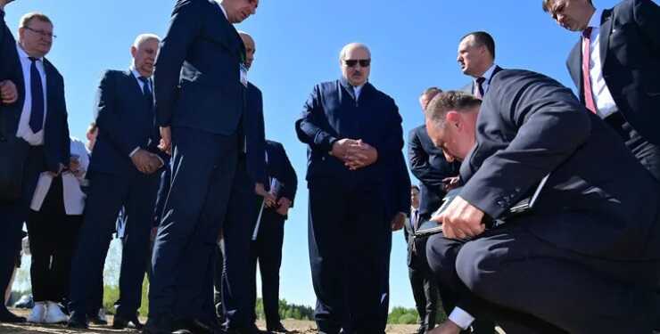 Лукашенко змусив міністра сільського господарства копатися у землі