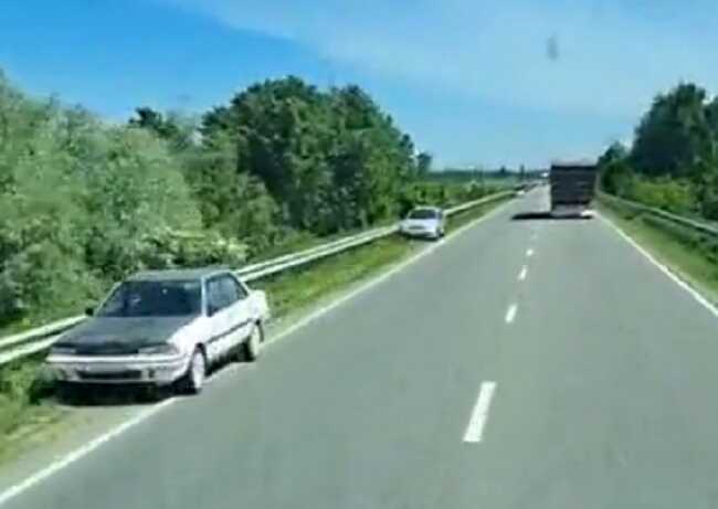 У Мережі публікують відео покинутих машин поблизу кордону з Молдовою