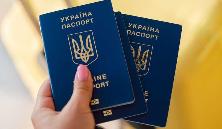 Експерт назвав категорію українців за кордоном, на яких спрямовані основні обмеження від МЗС