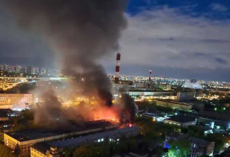 У Москві спалахнула потужна пожежа: горить завод