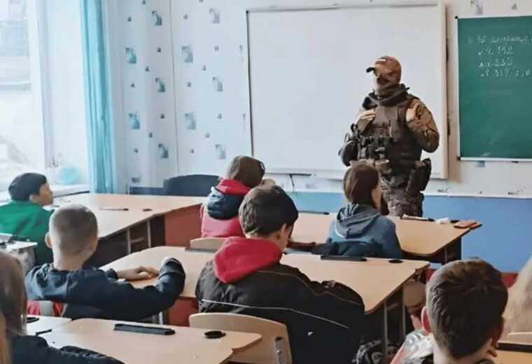 Окупанти проводять уроки в школах на захоплених територіях України, – ЦНС
