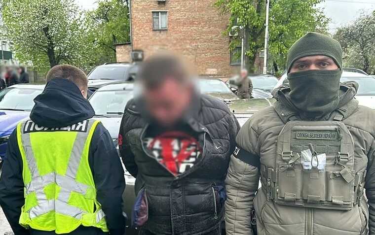 У Києві на гарячому затримали озброєного наркозбувача, який продав чотири відра канабісу за 31 тисячу доларів
