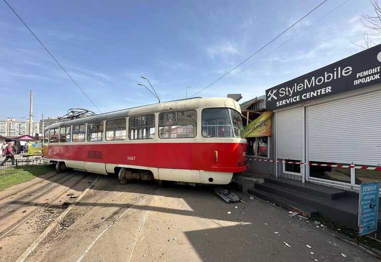 У Києві на Позняках почали демонтаж МАФів на кінцевій зупинці трамваїв