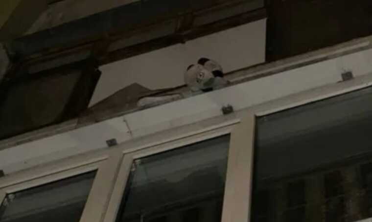 У Києві дворічна дитина випала з третього поверху