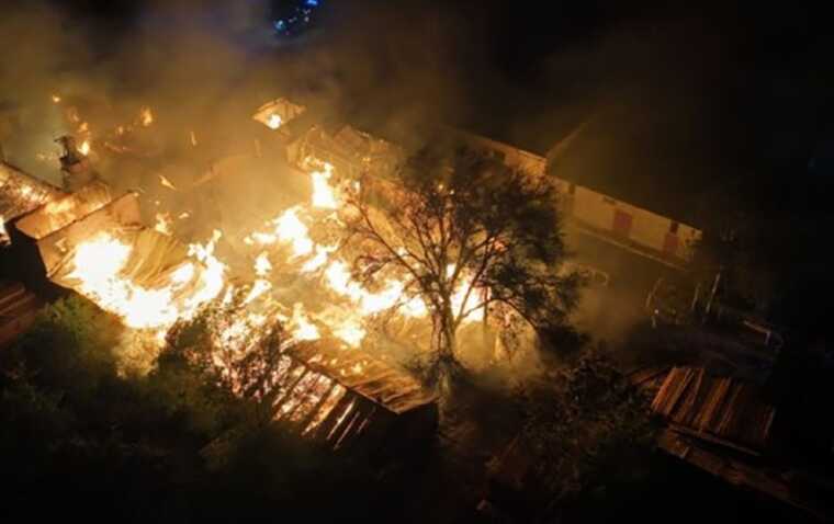 У Миколаєві спалахнула масштабна пожежа: горіло підприємство