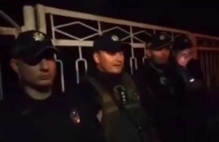 Вночі у Запоріжжі люди вийшли під будівлю ТЦК і вимагали повідомити, що сталося з чоловіком, якого забрали військкоми