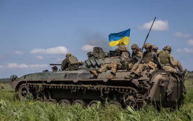 Українські воїни показали танковий двобій на фронті: ворог йшов в атаку, але був змушений тікати