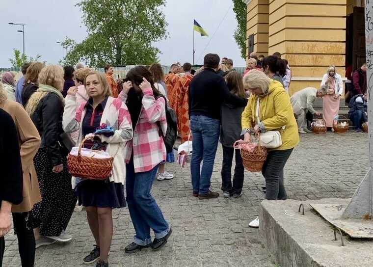 Пані посол Брінк показала освячення великодніх кошиків у Володимирському соборі Києва