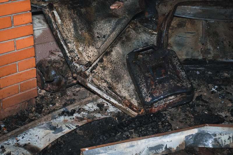 В Киеве на Осокорках сгорел дотла гараж на пять машин