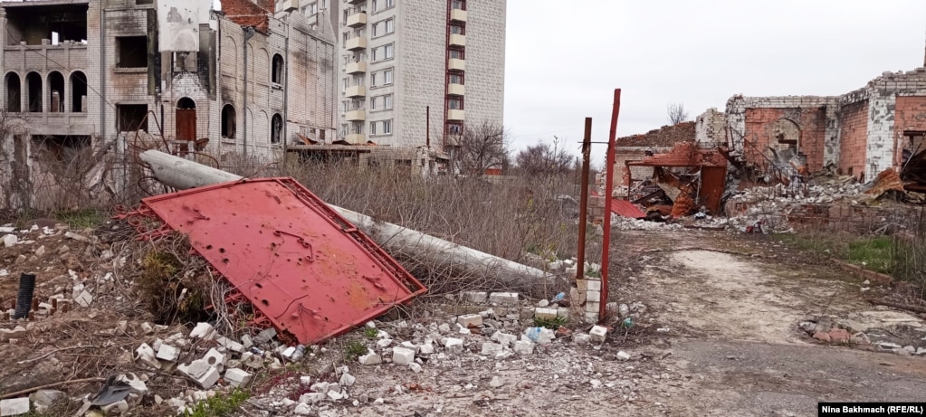 Зруйновані будинки Чернігова внаслідок обстрілів армії Росії, яка намагалася захопити місто на початку масштабного вторгнення до України в 2022 році. Світлина 2024 року dqdiqhiqqeihtant