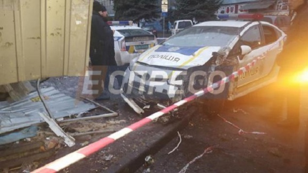 Автомобиль полиции в Киеве по непонятным причинам врезался в хлебный киоск