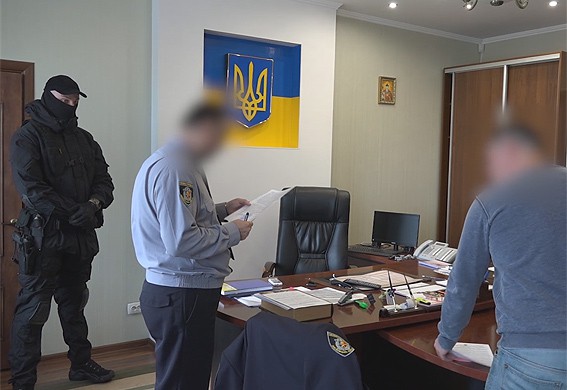 Замглавы полиции Хмельницкой обл. собирал с подчиненных деньги якобы на служебные нужды на свою банковскую карточку
