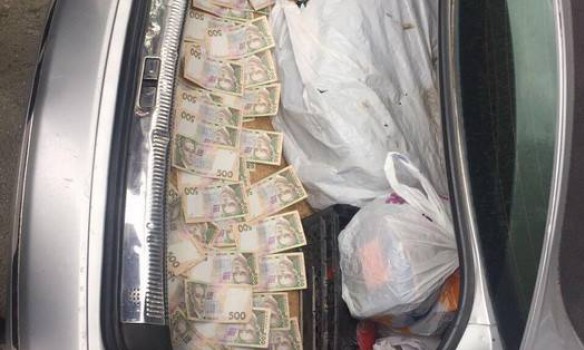 Полтавского предпринимателя задержали при попытке дать взятку в $50 тысяч полицейскому