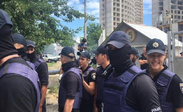 В Одессе полицейские на митинге спрятали лицо и жетоны