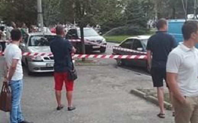 Активист: к больнице Мечникова съехалось много титушни, полицейской охраны у Эдмонда - нет, у титушни - есть!