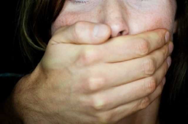 В Киеве неизвестный в недостроенном здании изнасиловал 15-летнюю девочку