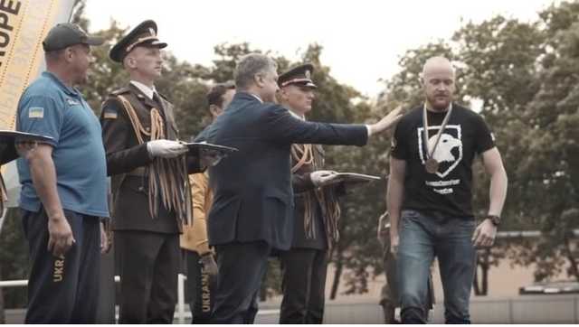 "Азовца", не подавшего руку Порошенко, арестовали