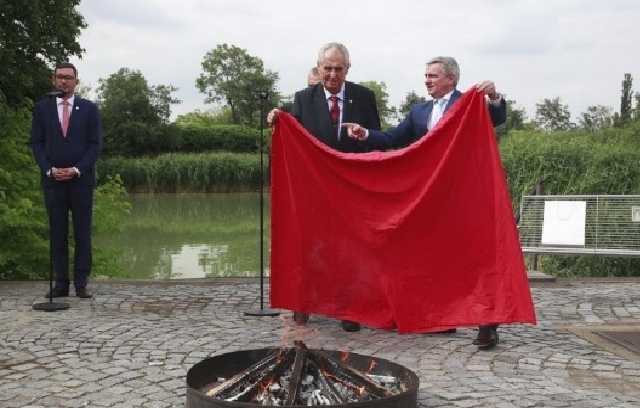 Президент Чехии сжег на костре гигантские красные трусы