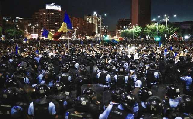 Румыны не украинцы, терпеть не стали: сотни тысяч людей сносят власть партии «воров и ублюдков»