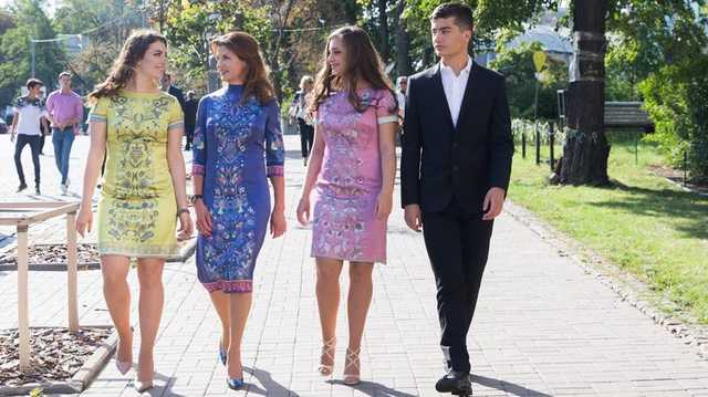Платья, в которых Марина Порошенко с дочками появились на День независимости, шили почти месяц