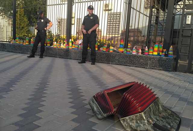 В Киеве помянули Кобзона пирамидками и порванным баяном у здания посольства РФ