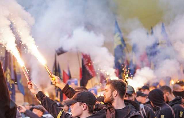 В Киеве радикалы атаковали офис Медведчука. Видео