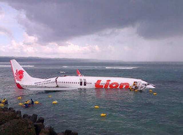 В зоне крушение самолета Боинг 737 в Индонезии идет поисково-спасательная операция