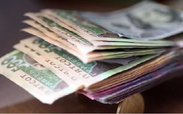 Средняя зарплата в Украине превысила 9 тысяч гривен